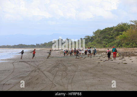 MAROANTSETRA, MADAGASCAR octobre 19,2016 les pêcheurs autochtones de la pêche sur la mer, en utilisant la technique traditionnelle de voile. net tirant Vie des populations autochtones Banque D'Images