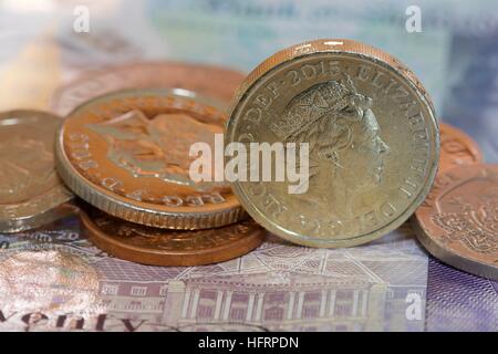 British coins avec des billets en euros au premier plan. Banque D'Images