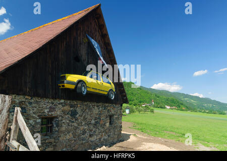 Unzmarkt-Frauenburg : ferme avec la VW Golf, Murtal, Steiermark, Styrie, Autriche Banque D'Images