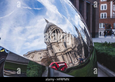 Reflet de la Cathédrale St Paul en sculpture de métal. Banque D'Images