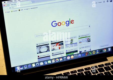 Un Apple Macbook Pro afficher la page web de Google Banque D'Images