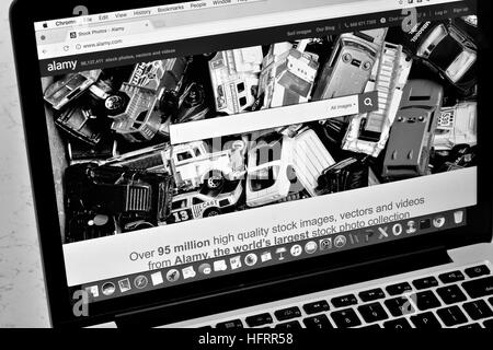 Un Apple Macbook Pro affiche le site Alamy stock photo en noir et blanc Banque D'Images