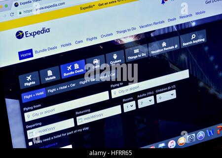 Un Apple Macbook Pro affiche le site web de réservation de voyage Expedia Banque D'Images