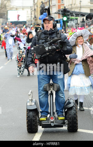 Un caméraman à l'aide d'un Segway x2 SE lors de la London's défilé du Nouvel An 2017 Banque D'Images