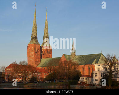 La Cathédrale de Lübeck en lumière chaude avec ciel bleu en arrière-plan Banque D'Images