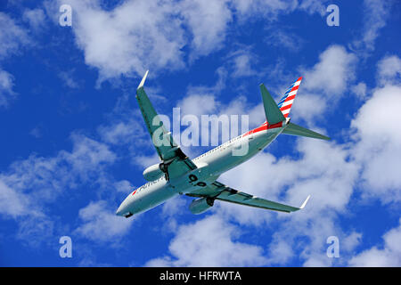 Boeing 737-823 d'American Airlines qui a décollé de l'aéroport de Philipsburg, Saint Martin Banque D'Images