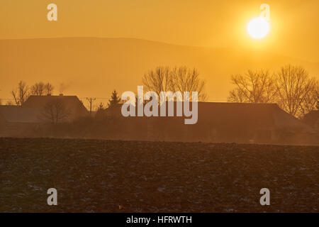 Coucher du soleil d'hiver au pied des montagnes Owl Basse Silésie Pologne Eulengebirge Banque D'Images