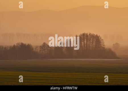 Coucher du soleil d'hiver au pied des montagnes Owl Basse Silésie Pologne Eulengebirge Banque D'Images