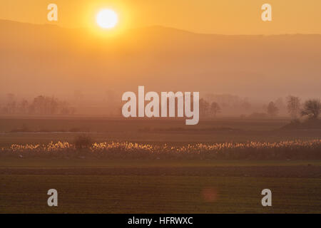 Coucher du soleil d'hiver au pied des montagnes Owl Basse Silésie Pologne Eulengebirge Banque D'Images