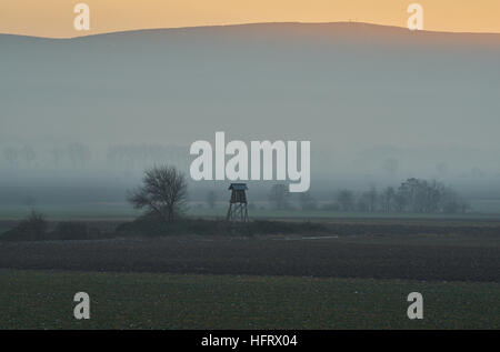 Coucher du soleil d'hiver au pied des montagnes Owl Basse Silésie Pologne Eulengebirge Banque D'Images