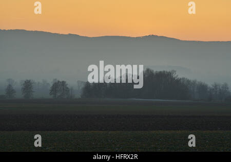 Coucher du soleil d'hiver au pied des montagnes Owl Basse Silésie Pologne Eulengebirge Banque D'Images