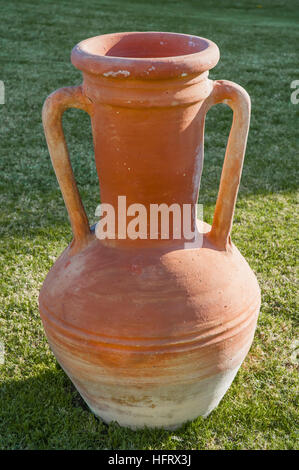 Un traditionnel égyptien d'argile (terre cuite) sur l'herbe Banque D'Images