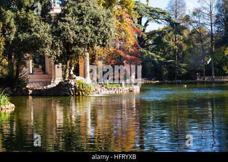 Voyage d'Italie - bassin avec Temple d'Esculape dans la Villa Borghèse à Rome, ville des jardins publics à l'automne Banque D'Images