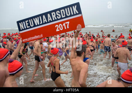 Nouvelle tradition d'années en Hollande, les gens prennent une plongée dans l'eau glacée de la Northsea Banque D'Images