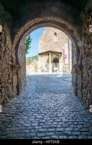 L'église Santa Maria del Castillo de la porte médiévale. Buitrago del Lozoya, province de Madrid, Espagne. Banque D'Images