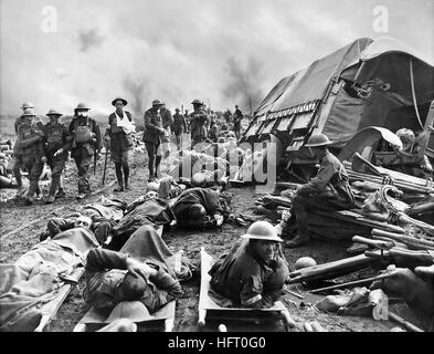 Bataille de la route de Menin BRIDGE Septembre 1917. Australian blessés sur la route de Menin, près de Birr Cross Road le 20 septembre 1917. Remarque tas de civières à droite. Photo : Frank Hurley Banque D'Images