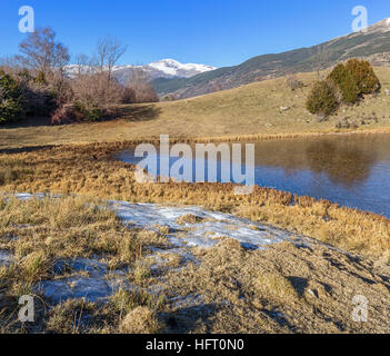 Lac gelé à Pardines, Pyrénées catalanes Banque D'Images