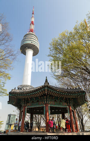 Les gens à un ancien pavillon à la Tour N de Séoul à la colline de Namsan (ou le parc Namsan Namsan Mountain) ou à Séoul, Corée du Sud. Banque D'Images