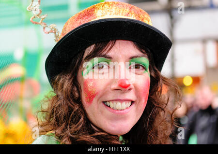 Une femme avec facepaint prend part à une performance de cirque Banque D'Images