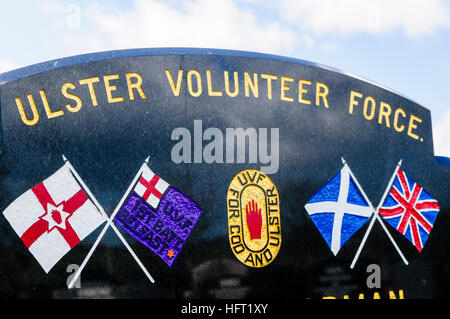 Pierre tombale d'un Ulster Volunteer Force états avec drapeaux et l'UVF logo main rouge Banque D'Images