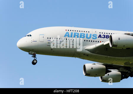 Nez et le train roulant d'un Airbus A380 avec la livrée d'Airbus, en vol et sur à la terre Banque D'Images