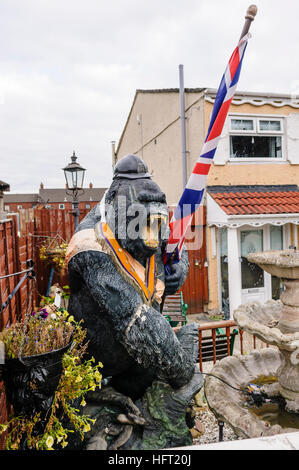 Un gorille en fibre de verre porte une écharpe orange et porte un drapeau de l'Union européenne sur l'Shankill Estate, Belfast Banque D'Images