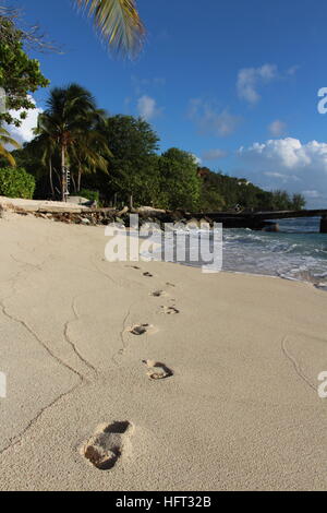 Des empreintes de pas dans le sable sur une plage des Caraïbes Banque D'Images