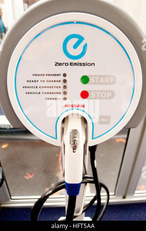 La Nissan LEAF électrique chargeur résidentiel sera installé dans le garage des propriétaires des feuilles. C'est à croire que la conception d'une pompe à essence traditionnels Banque D'Images