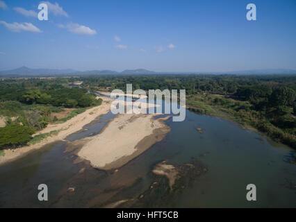 River en vue de dessus par drone dans le nord de la Thaïlande, Lampang Banque D'Images