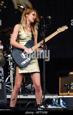 Wolf Alice joue Glastonbury Festival, Pilton. le 25/06/2016 . Sur la photo : Ellie Rowsell, chant, guitare. Banque D'Images