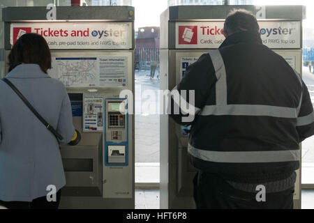 Les passagers achètent leur billet à la gare de Stratford, dans l'est de Londres, car la hausse annuelle des tarifs ferroviaires a été décrite par les militants des transports publics comme un autre coup de pouce pour les passagers. Banque D'Images