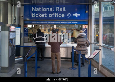 Les passagers acheter le billet à la gare de Stratford dans l'Est de Londres, comme la hausse annuelle dans les tarifs ferroviaires a été décrit par transports en tant que militants "un autre coup de pied dans les dents" pour les passagers. Banque D'Images