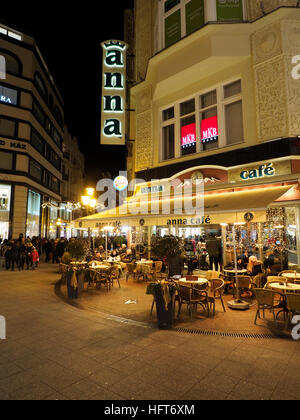 Anna Cafe dans la soirée, l'un des plus célèbres et populaires du café dans la rue Vaci Utca, Budapest centre ville, Hongrie Banque D'Images