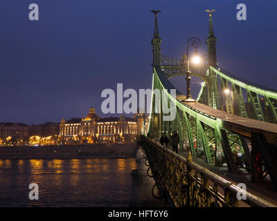 L'hôtel Gellert, sur la rive du Danube à Budapest, en Hongrie, et le pont de la liberté Szabadsag au premier plan. Banque D'Images