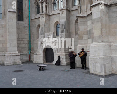 Des musiciens de rue derrière l'église Mathias à Budapest, Hongrie Banque D'Images