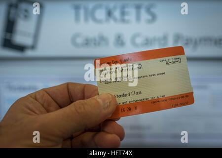 Les passagers achètent leur billet à la gare de Stratford, dans l'est de Londres, car la hausse annuelle des tarifs ferroviaires a été décrite par les militants des transports publics comme un autre coup de pouce pour les passagers. Banque D'Images