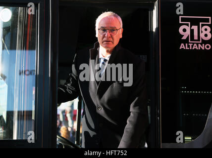 Leicester City manager Claudio Ranieri descend du bus de l'équipe comme il arrive pour le premier match de championnat au Riverside Stadium, Middlesbrough. Banque D'Images