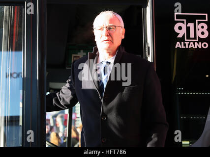 Leicester City manager Claudio Ranieri descend du bus de l'équipe comme il arrive pour le premier match de championnat au Riverside Stadium, Middlesbrough. Banque D'Images