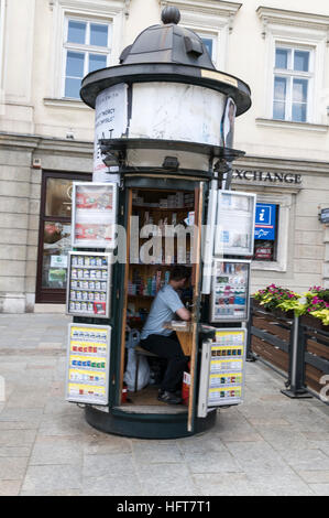 Un vendeur de cigarettes dans une rue ancienne fort à Cracovie, Pologne Banque D'Images