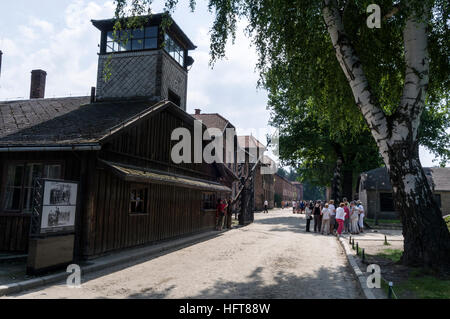 Les visiteurs qui entrent dans les principales portes d'Infamous, Arbeit macht frei (le travail apporte la liberté) à Auschwitz Birkenau camp de concentration Nazi à Oswiecim, Pologne Banque D'Images