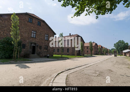 La ligne de brique blocs d'hébergement pour les prisonniers à Auschwitz Birkenau camp de concentration Nazi à Oswiecim, Pologne Banque D'Images