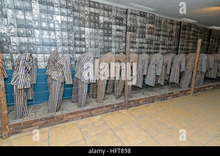 La plupart des ex-prisonnier des blocs d'hébergement sont maintenant des petits musées à Auschwitz Birkenau camp de concentration Nazi à Oswiecim, Pologne. La di Banque D'Images