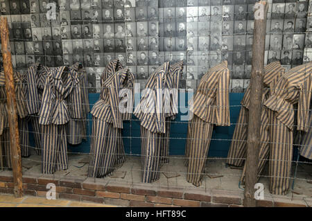 La plupart des ex-prisonnier des blocs d'hébergement sont maintenant des petits musées à Auschwitz Birkenau camp de concentration Nazi à Oswiecim, Pologne. La di Banque D'Images