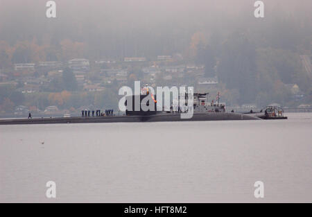 061028-N-1683M-003 Port Orchard, Washington (oct. 28, 2006) - les gestionnaires d'assemblage en ligne à l'endroit que le Los Angeles-classe sous-marin d'attaque rapide USS Honolulu (SSN 718), tire sur la base navale de Kitsap. Honolulu, mis en service en 1985, est rentrée ce matin de sa dernière patrouille. U.S. Navy photo par le spécialiste de la communication de masse en chef Jerry McLain (libéré) US Navy 061028-N-1683M-003 Line handlers monter dessus que le Los Angeles-classe sous-marin d'attaque rapide USS Honolulu (SSN 718), tire sur la base navale de Kitsap Banque D'Images