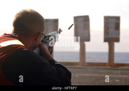 061030-N-8119R-039 de l'océan Pacifique (oct. 30, 2006) Ð 3e classe Ordnanceman Aviation Steven Buzzell une M-14 fusil semi-automatique au cours d'un exercice de tir réel à bord du porte-avions à propulsion nucléaire USS Nimitz (CVN 68). Nimitz est actuellement en cours de formation adaptés à la disponibilité de navires (TSTA) au large de la côte de Californie du Sud. U.S. Navy photo by Mass Communication Specialist Seaman Gretchen Marie Roth (libéré) US Navy 061030-N-8119R-039 3e classe Ordnanceman Aviation Steven Buzzell une M-14 fusil semi-automatique au cours d'un exercice de tir réel à bord de l'air à propulsion nucléaire Banque D'Images