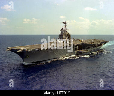 Un port bow view du porte-avions USS Independence (CV-62) en cours. USS Independence (CV-62) en cours 1979 Banque D'Images