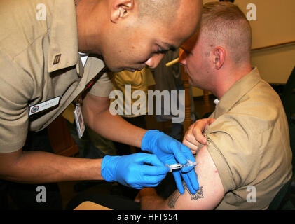 Si 'rouler le manchon pour une injection de l'inoculation de respirer dans une dose de FluMist, service actif de personnel à terre de Naval Base Kitsap et le locataire les commandes ont été traitées de façon efficace et efficiente par hôpital corpsmen hôpital naval de Bremerton. Le personnel des ports nationaux plus de 5 000 vaccins contre la grippe au cours d'un exercice de 2 jours qui ont testé la capacité de l'ÉPN vacciner efficacement tous les service actif dans tout scénario d'inoculation massive, aussi bien qu'ont les commandes utilisent la responsabilisation de la famille et de l'évaluation de la Marine (Marine officielle photo de Douglas H Stutz, l'ÉPN PAO). US Na Banque D'Images