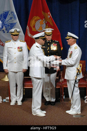 La transition de leadership à Navy Medicine National Capital Area implique un transfert officiel d'autorité, avec des officiers supérieurs supervisant la continuité des opérations au National Naval Medical Center. Banque D'Images