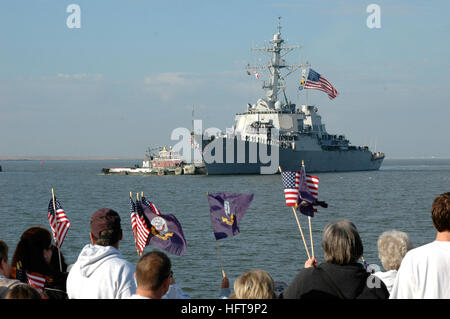 061114-N-2248M-005 Norfolk, Va. (nov. 14, 2006) - Les familles et les amis attendent sur la jetée comme lance-missiles le destroyer USS McFaul (DDG 74) arrive au port à Norfolk Naval Station après un déploiement de six mois. McFaul a été déployé avec le groupe aéronaval d'entreprise à l'appui de la guerre globale contre le terrorisme. U.S. Navy photo by Mass Communication Specialist 1re classe Marie Medel (libéré) US Navy 061114-N-2248M-005 Les familles et les amis attendent sur la jetée comme lance-missiles le destroyer USS McFaul (DDG 74) arrive au port à Norfolk Naval Station après un déploiement de six mois Banque D'Images