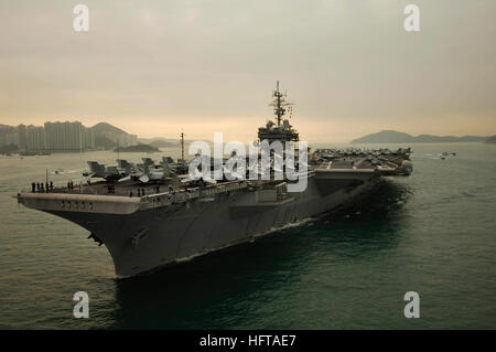 061123-N-8591H-098 Mer de Chine du Sud (nov. 23, 2006) - USS Kitty Hawk (CV 63) cuit dans le port de Victoria pour une escale au port de Hong Kong après avoir terminé l'exercice annuel 2006. Kitty Hawk et Carrier Air Wing 5 (CVW-5) sont arrivés pour une visite du port de marins offrant la possibilité de profiter de Hong Kong de shopping et des attractions culturelles. Kitty Hawk, opérant à partir des activités liées à la flotte de Yokosuka, Japon, est actuellement déployé en fonction d'un programme de déploiement. U.S. Navy photo by Mass Communication Specialist 3rd Class Jarod Hodge (publié) US Navy 061123-N-8591H-098 USS Kitty Hawk (CV 63) st Banque D'Images